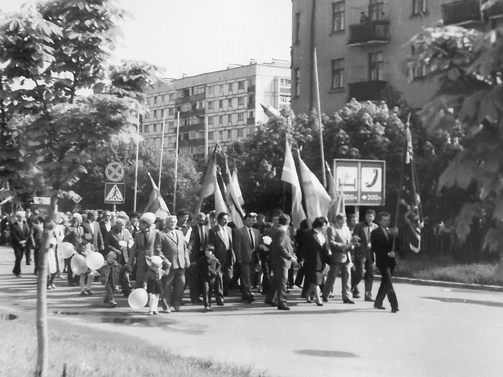 Фотографии Новомосковска, Майская демонстрация по ул. Советская, 1990 год