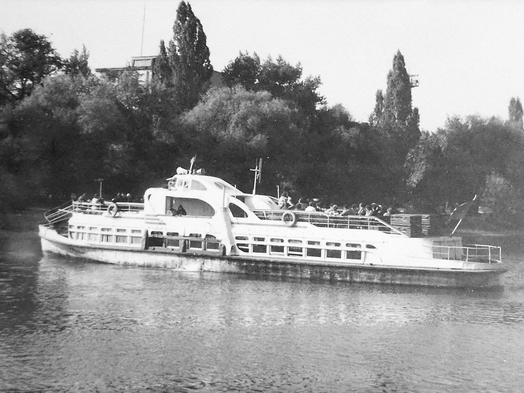 Фотографии Новомосковска, Катер на Самаре, 1988 год