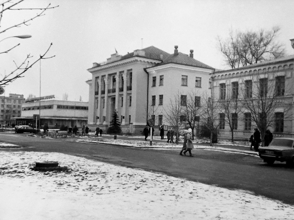 Фотографии Новомосковска, ЦУМ и здание городской администрации, 1991 год