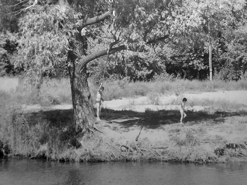 Фотографии Новомосковска, Дети купаются на острове, 1987 год