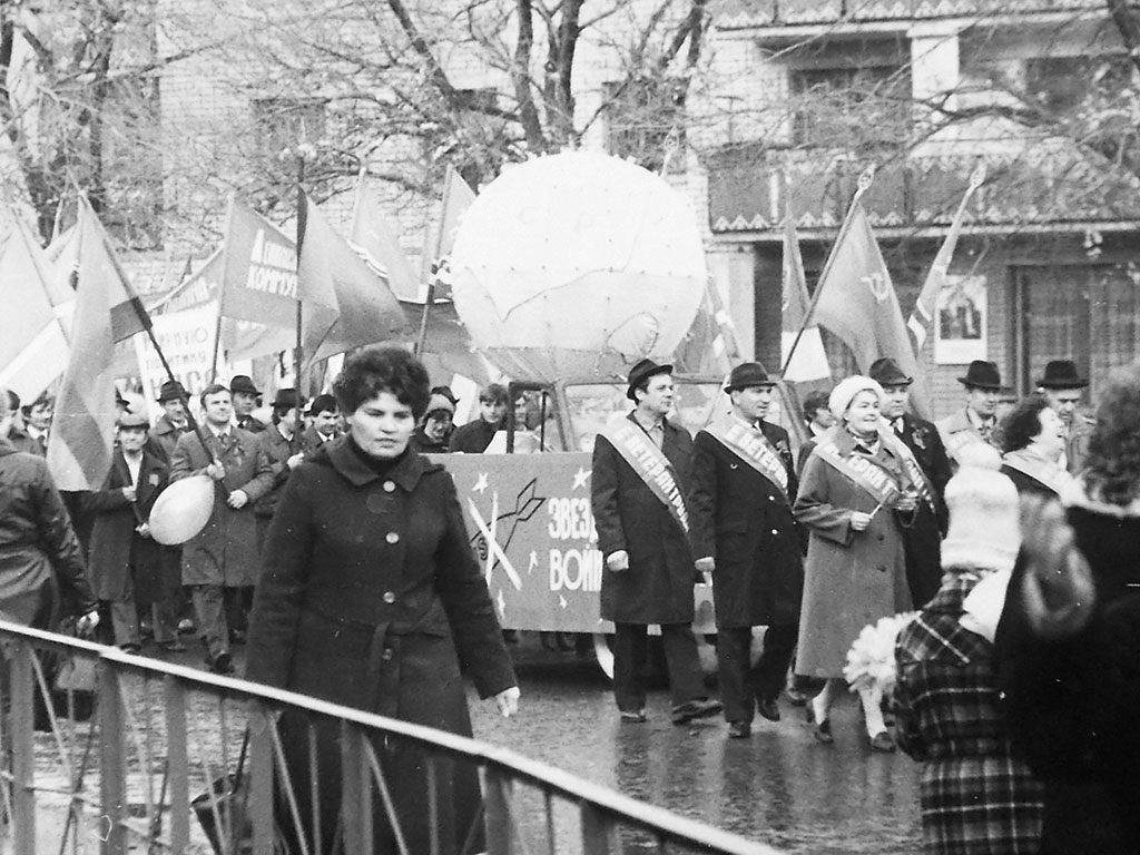 Фотографии Новомосковска, ул Советская 7 ноября демонстрация, 1986 год