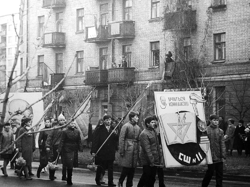 Фотографии Новомосковска, Ноябрьская демонстрация, 1986 год