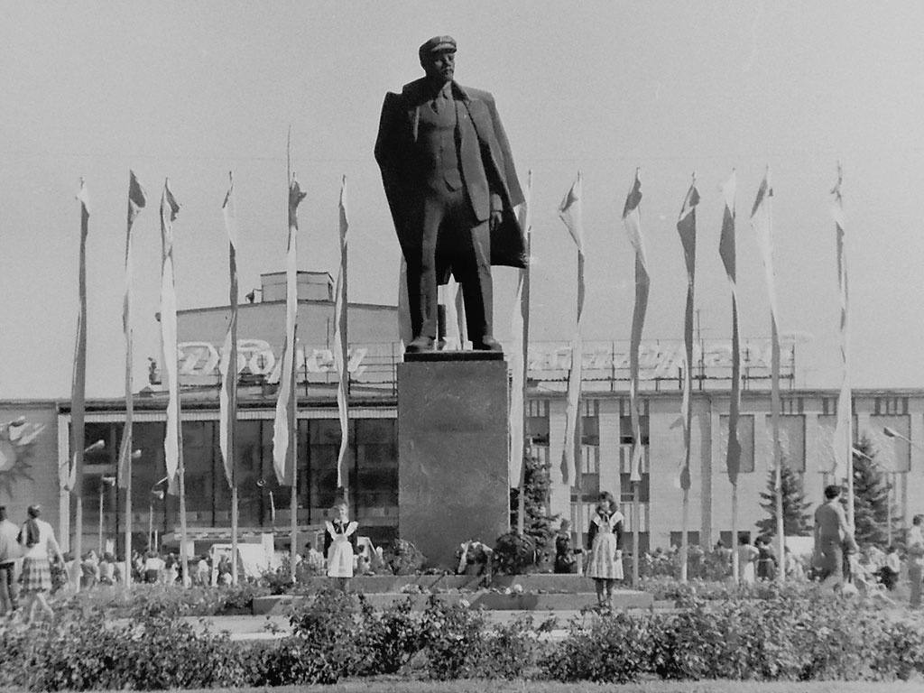 Фотографии Новомосковска, Караул из пионеров, площадь Ленина, 1990 год