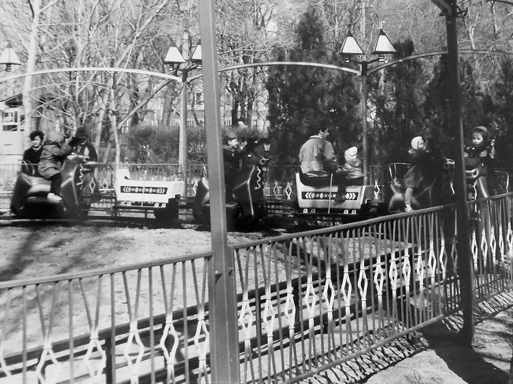 Фотографии Новомосковска, Аттракцион Олени в парке (обратите внимание, это январь месяц), 1987 год