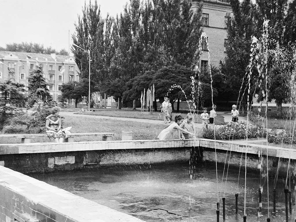 Фотографии Новомосковска, Площадь Ленина, фонтан, 1988 год