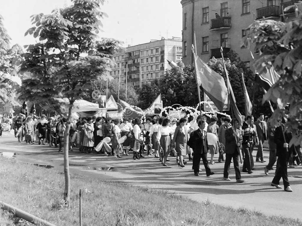 Фотографии Новомосковска, 1 мая, демонстрация по ул. Советская, 1990 год