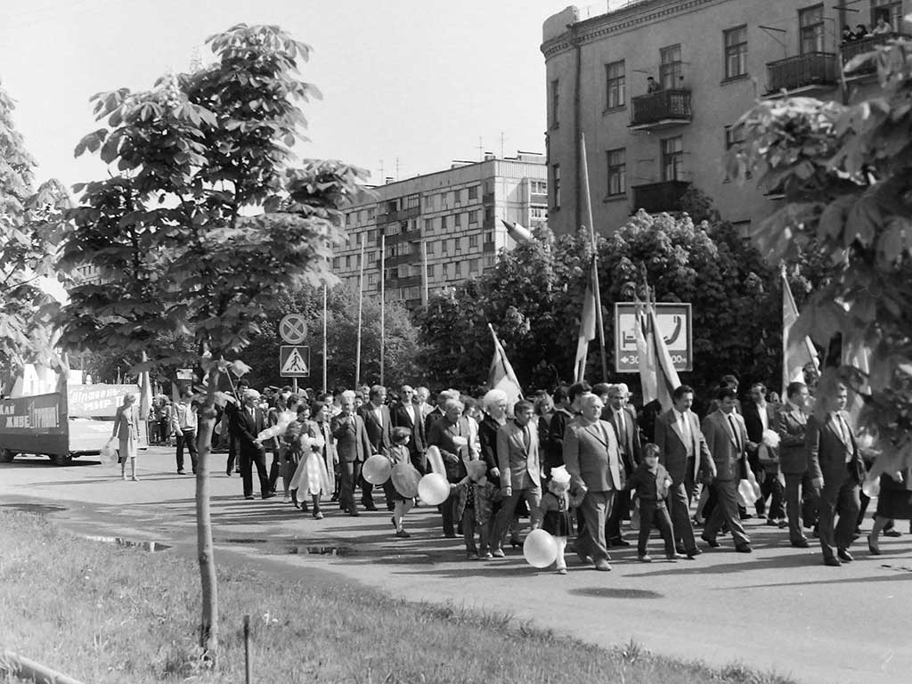 Фотографии Новомосковска, 1 мая, демонстрация по ул. Советская, 1990 год