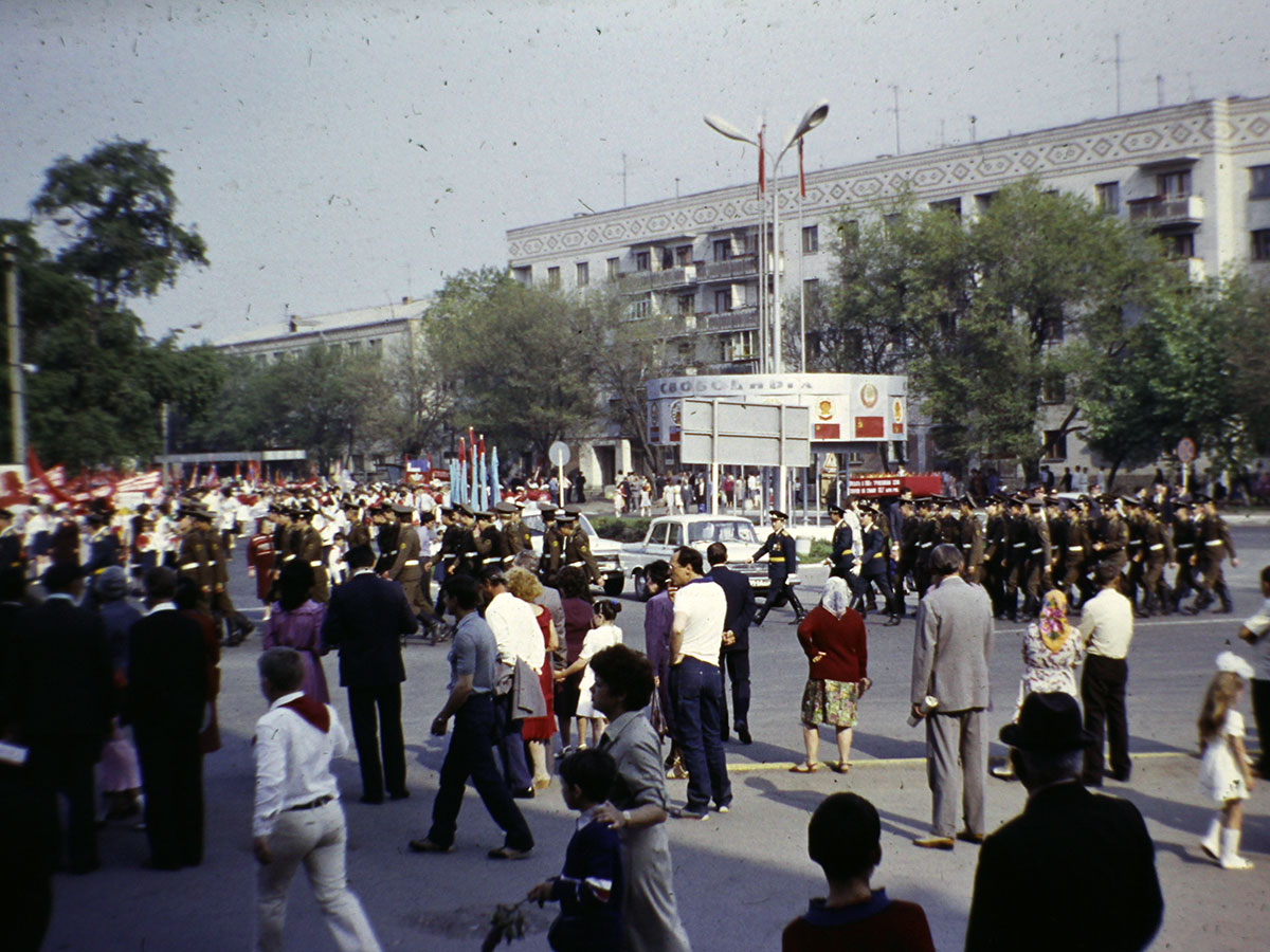 Фотографии Новомосковска, 1 мая, демонстрация по ул. Советская, 1990 год