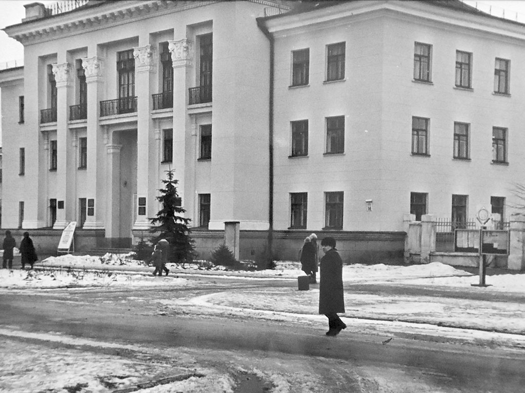 Фотографии Новомосковска, Городская  администрация, 1991 год