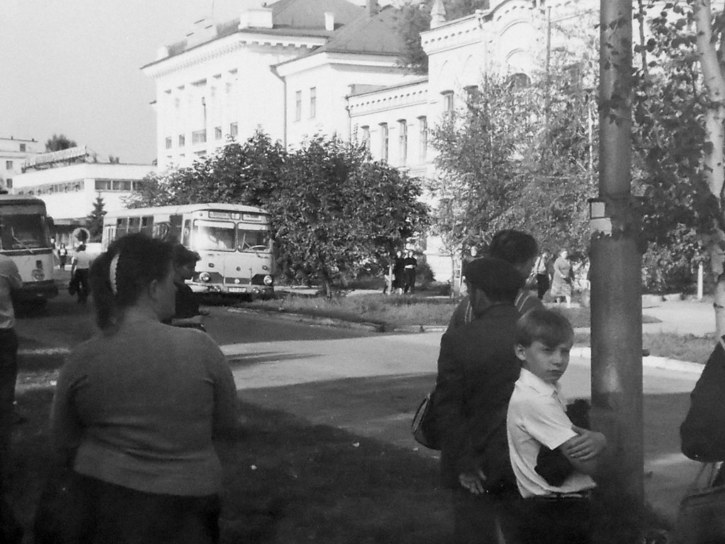 Фотографии Новомосковска, Автобусная остановка в районе ЦУМа, 1989 год