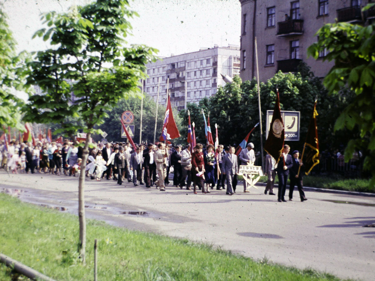 Фотографии Новомосковска, 1 мая, демонстрация по улице Советской, 1990 год