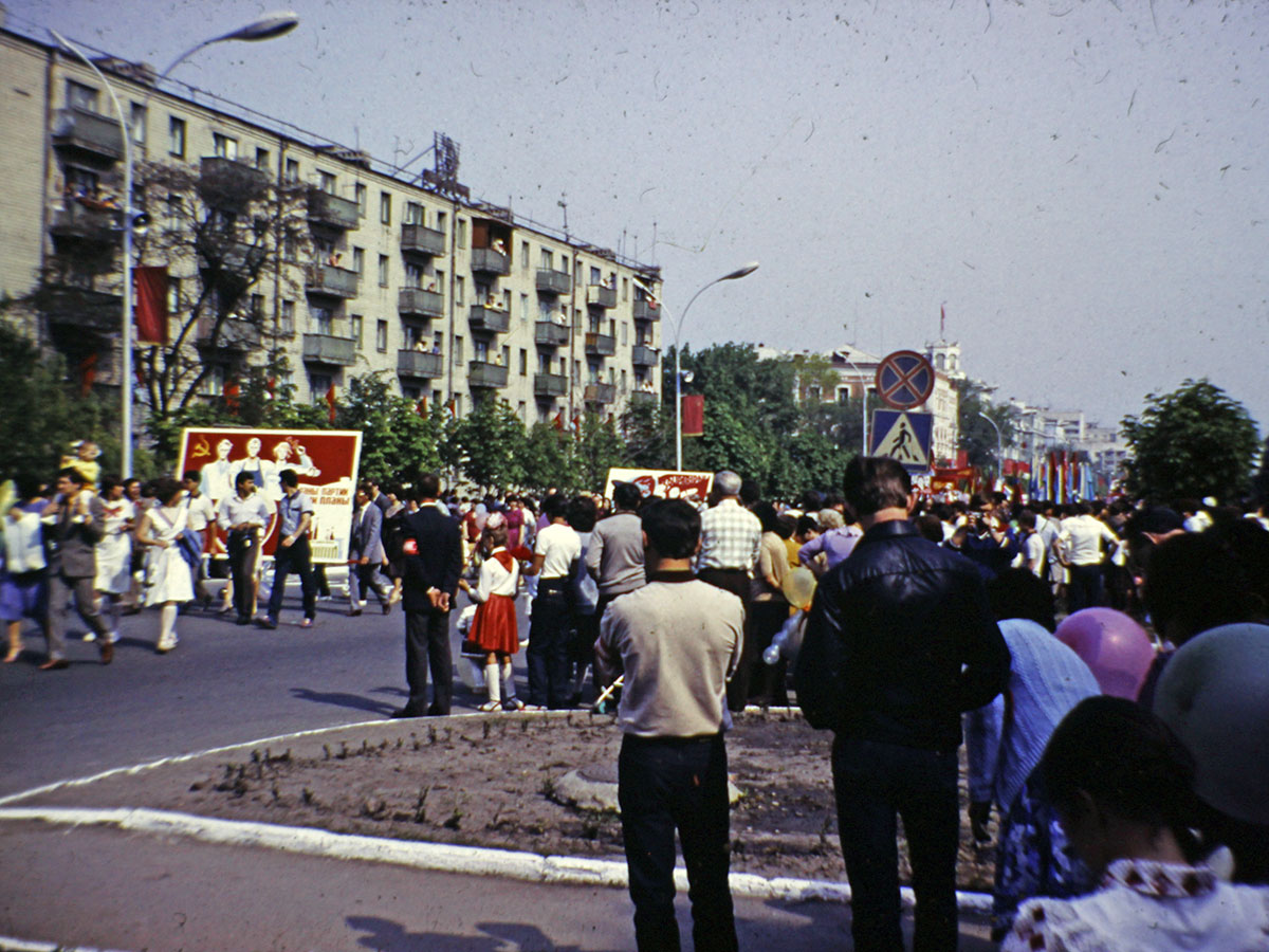 Фотографии Новомосковска, 1 мая, демонстрация по улице Советской, 1990 год