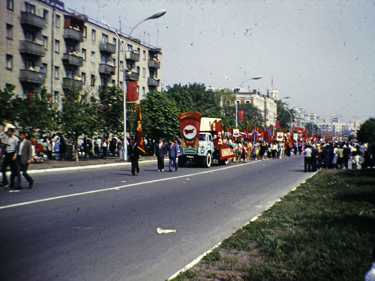 Фотографии Новомосковска, 1 мая, демонстрация по улице Советской, 1990 год