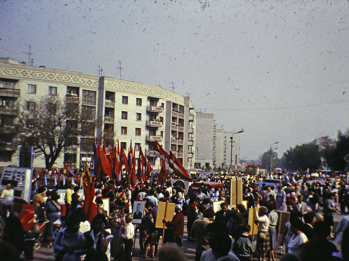 Фотографии Новомосковска, 1 мая, демонстрация по улице Советской, 1990 год