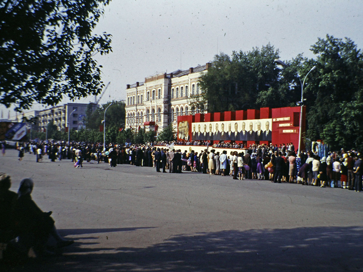 Фотографии Новомосковска, 1 мая, демонстрация по улице Советской, 1990 год