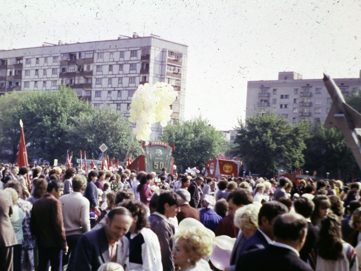 Фотографии Новомосковска, 1 мая, демонстрация по улице Советской, 1990 год