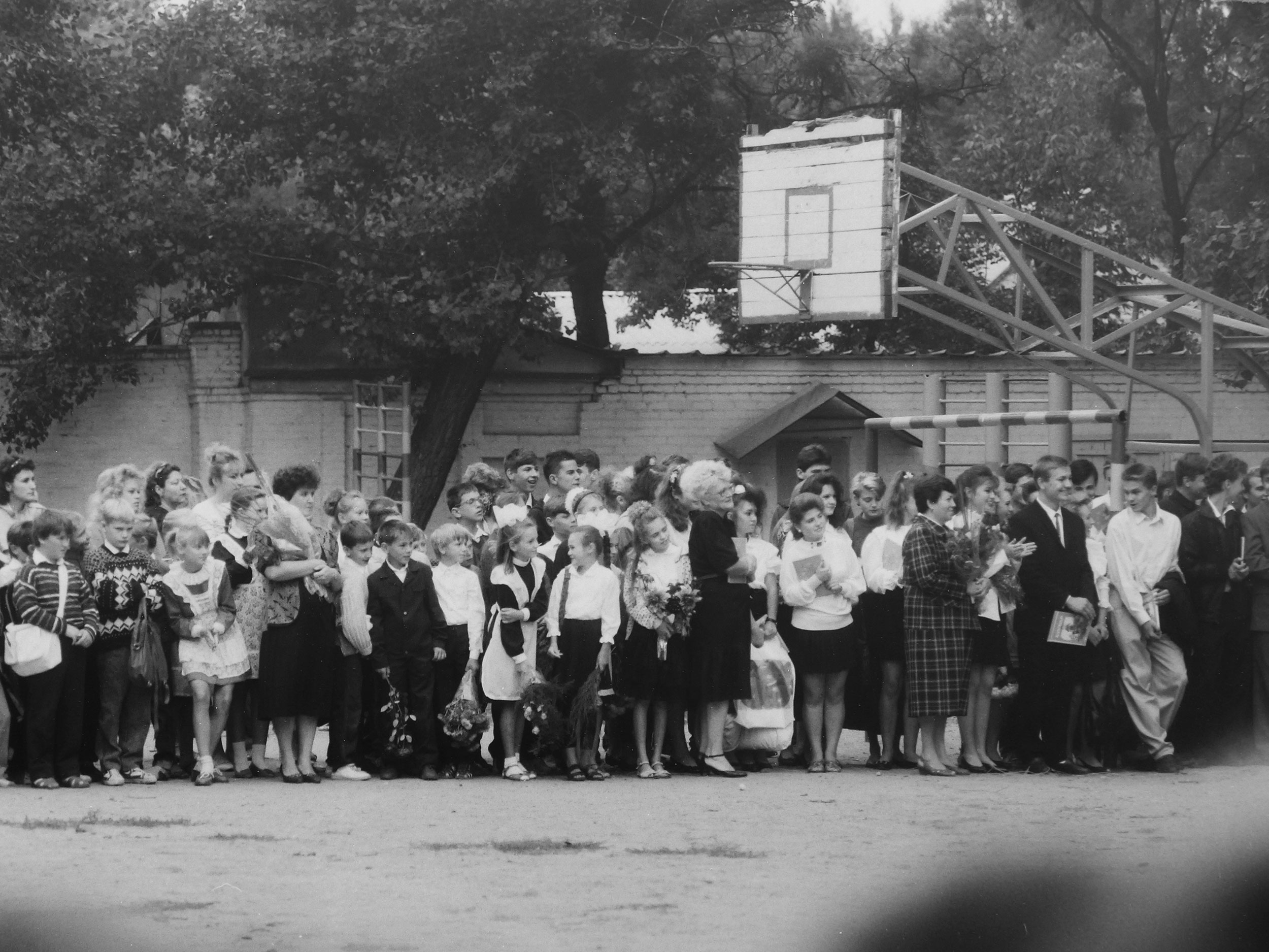 Фотографии Новомосковска, 1 сентября в 11 школе, 11-Б и 11-В классы, 1993 год