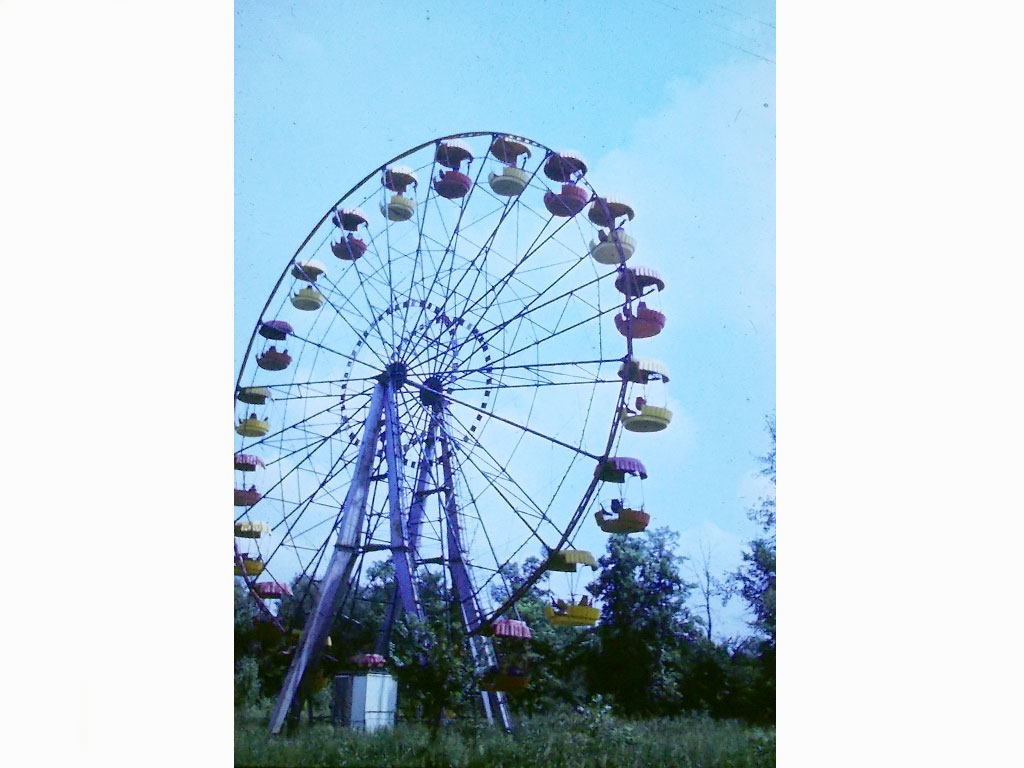 Фотографии Новомосковска, Колесо обозрения в парке за мостом, 1991 год