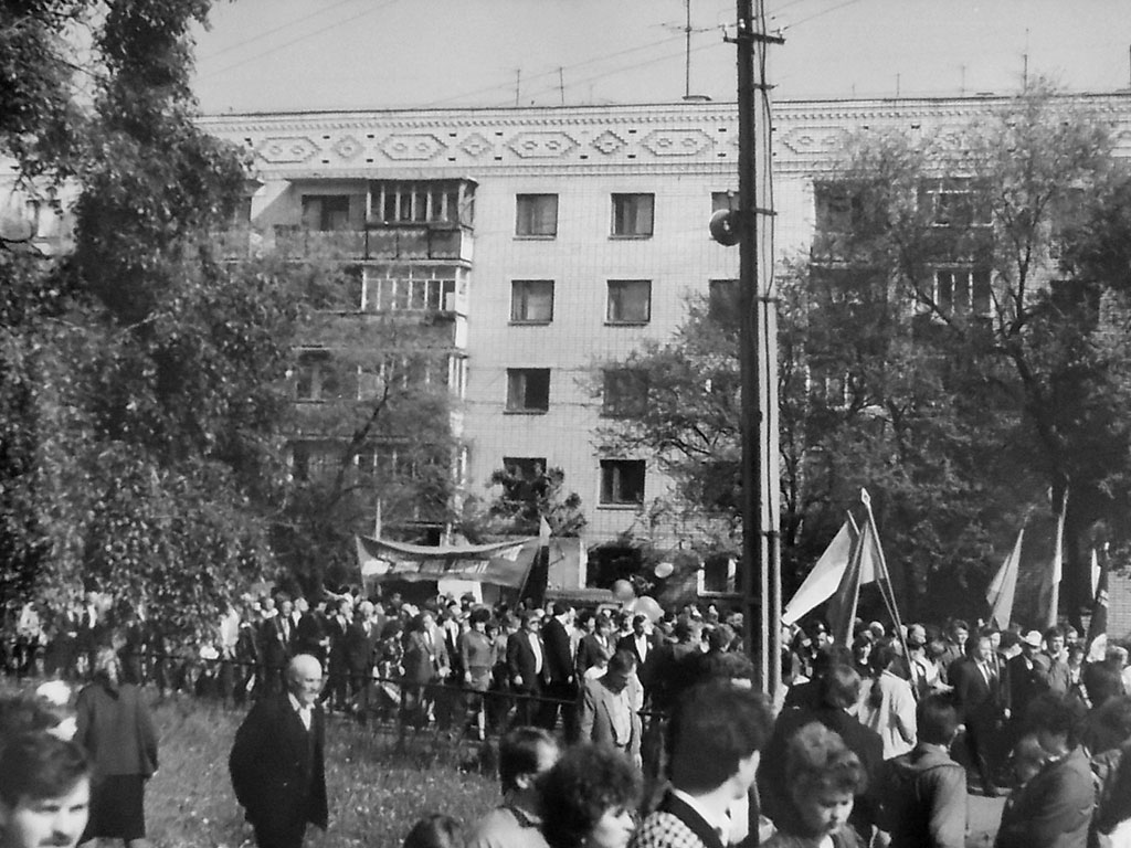 Фотографии Новомосковска, Майская демонстрация по ул. Советская, 1990 год