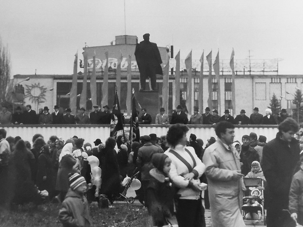 Фотографии Новомосковска, Ноябрьская демонстрация, 1987 год