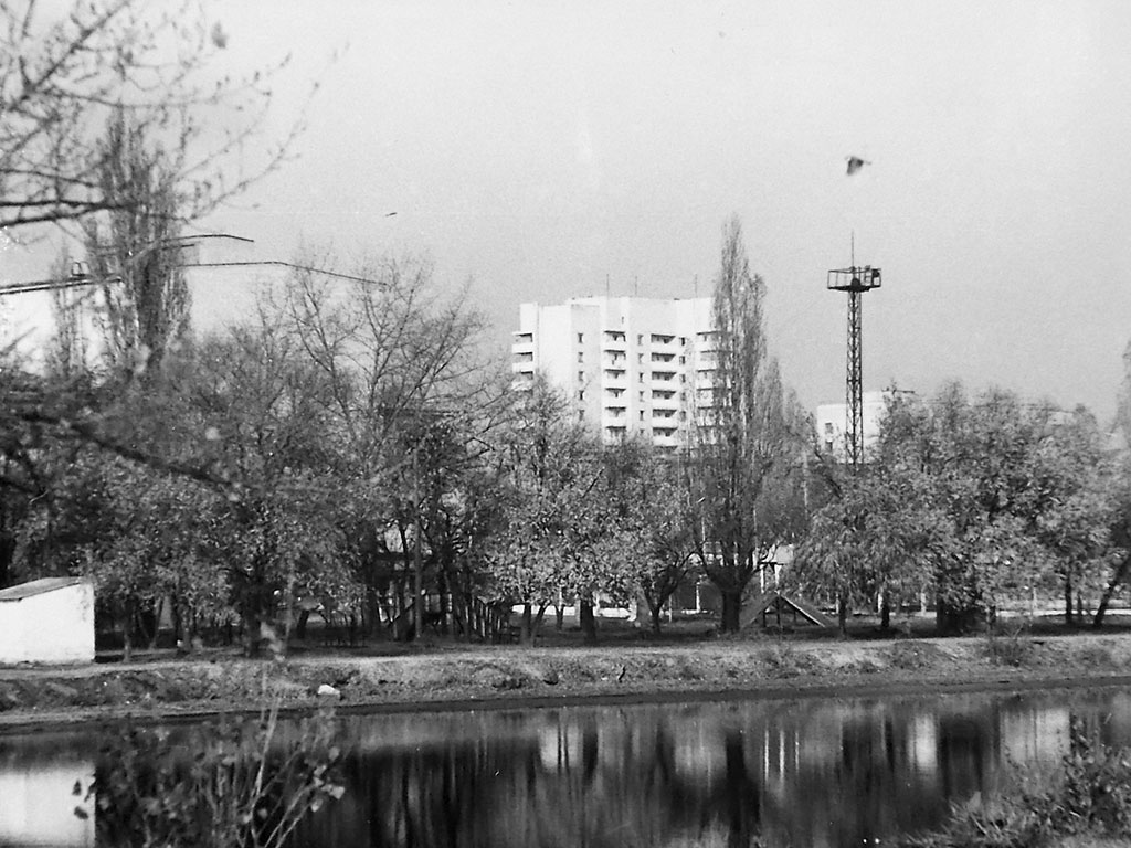 Фотографии Новомосковска, В парке, вид на четырнадцатиэтажку, 1986 год