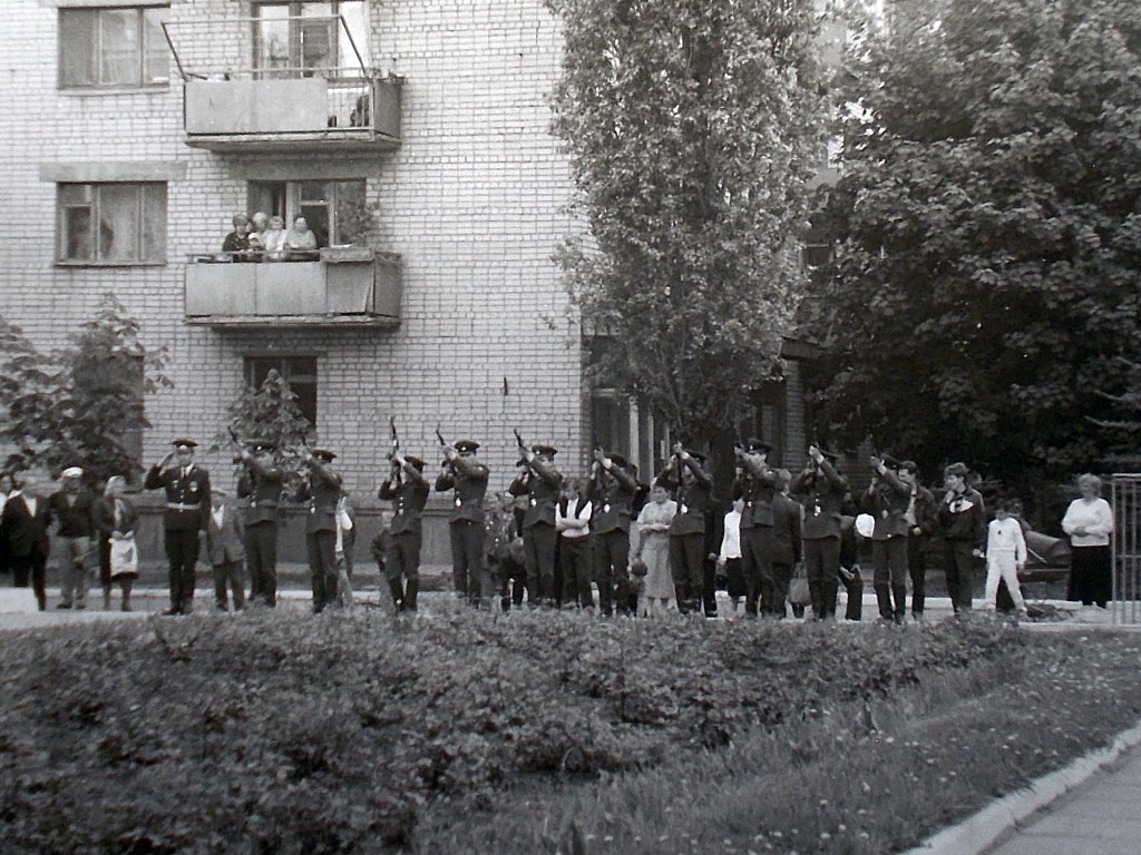 Фотографии Новомосковска, Салют у Вечного огня, 1992 год