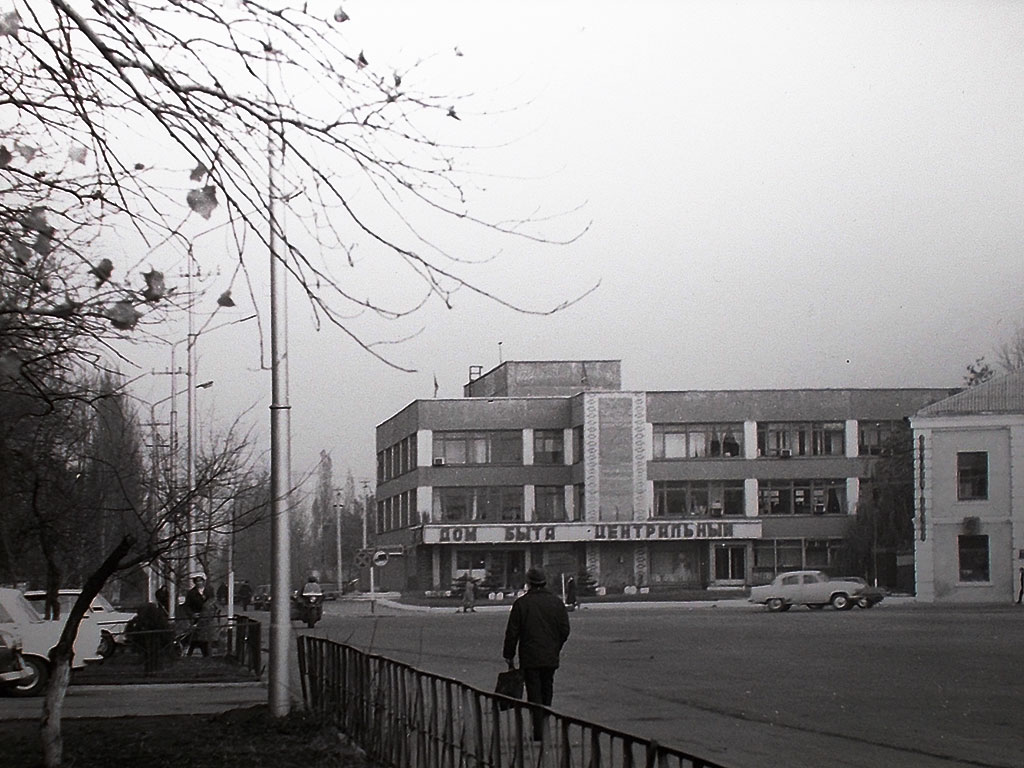 Фотографии Новомосковска, Площадь Победы дом быта, 1988 год